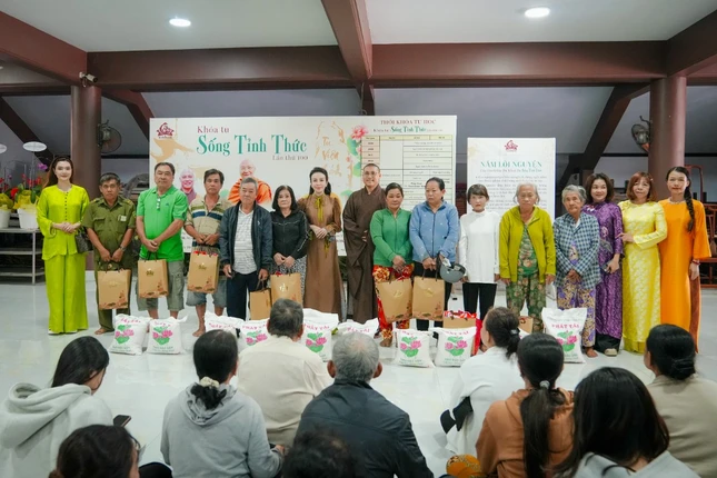 400 phần quà được chư Tăng, Phật tử tu viện Khánh An trao tặng đến bà con tại phường An Phú Đông và một phần thuộc xã Củ Chi (TP.HCM) 400 phần quà được chư Tăng, Phật tử tu viện Khánh An trao tặng đến bà con tại phường An Phú Đông và một phần thuộc xã Củ Chi (TP.HCM)