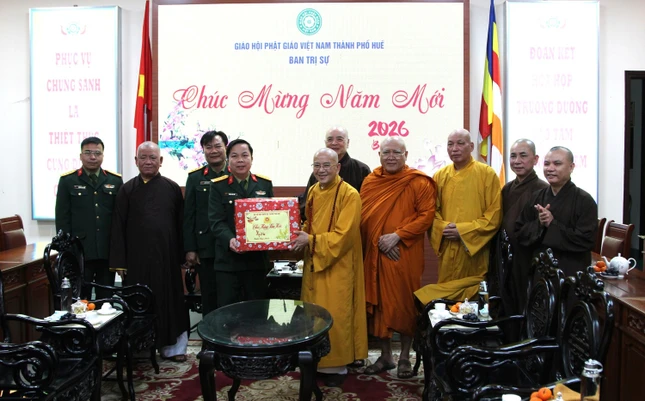 Đại tá Trương Viết Hải, Thành ủy viên, Chính ủy Bộ Chỉ huy Quân sự TP.Huế cùng các thành viên thăm, chúc Tết đến Ban Trị sự GHPGVN TP.Huế