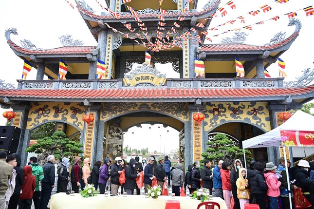 "Phiên chợ Tết 0 đồng" tại chùa Kim Quang "Phiên chợ Tết 0 đồng" tại chùa Kim Quang