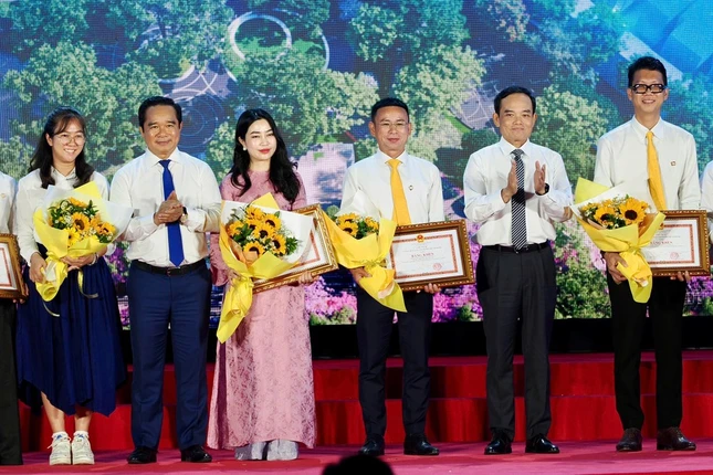 Bí thư Thành ủy TP.HCM Trần Lưu Quang cùng Chủ tịch UBND TP.HCM Nguyễn Văn Được trao Bằng khen đến các tập thể