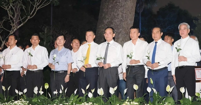 Lãnh đạo TP.HCM dâng hoa tưởng nhớ nạn nhân mất vì Covid-19