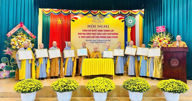 Trưởng lão Hòa thượng Thích Thanh Nhiễu trao Giáo chỉ tấn phong giáo phẩm đến chư Ni được tấn phong hàng giáo phẩm Ni trưởng