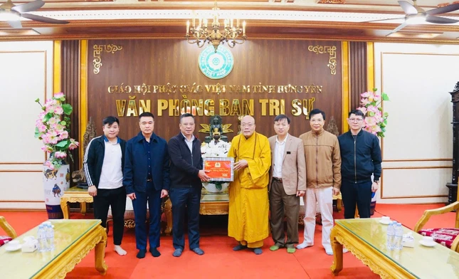 Hòa thượng Trưởng ban Trị sự GHPGVN tỉnh nhận quà Tết của đoàn Công an tỉnh Hưng Yên