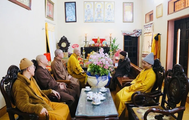 Chư tôn đức Ban Trị sự GHPGVN tỉnh Hưng Yên vấn an sức khỏe Trưởng lão Hòa thượng Chư tôn đức Ban Trị sự GHPGVN tỉnh Hưng Yên vấn an sức khỏe Trưởng lão Hòa thượng