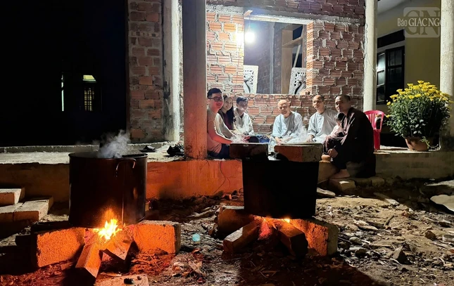 Chư Tăng cùng Phật tử canh nấu bánh ngày cuối năm Chư Tăng cùng Phật tử canh nấu bánh ngày cuối năm