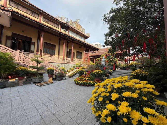 Một góc trang trí tại chùa Từ Đàm Một góc trang trí tại chùa Từ Đàm