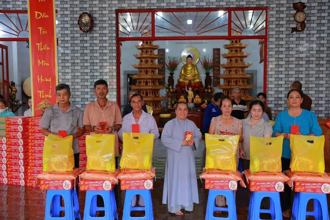 Hỗ trợ người yếu thế vui xuân đón Tết Hỗ trợ người yếu thế vui xuân đón Tết