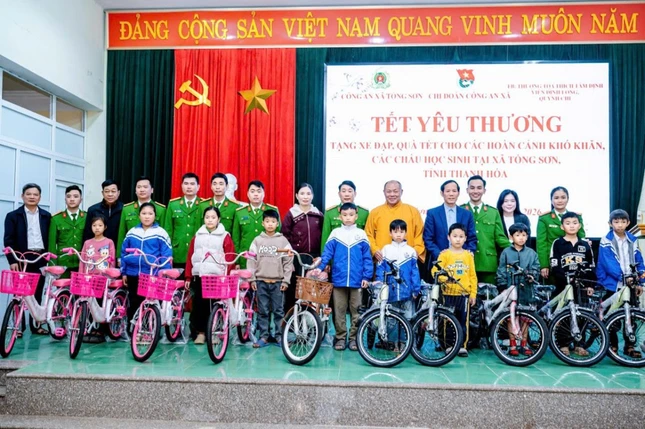 Tặng xe đạp đến các em học sinh Tặng xe đạp đến các em học sinh