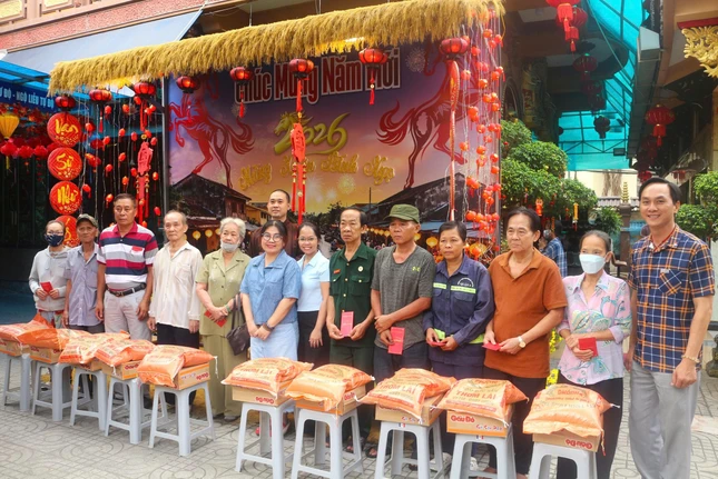 Chùa Linh Bửu tặng 300 phần quà đến các cụ thuộc Hội cựu chiến binh và bà con tại địa phương nhân dịp Tết cổ truyền Chùa Linh Bửu tặng 300 phần quà đến các cụ thuộc Hội cựu chiến binh và bà con tại địa phương nhân dịp Tết cổ truyền