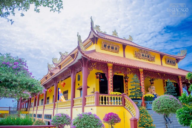 Tương truyền, ngôi chùa lá trên núi có từ rất lâu, nhưng đến năm 1938, người dân trong làng mới cùng nhau góp công sức dựng lên ngôi chùa mới bằng gỗ rừng vững chắc. Tên gọi Phù Sơn tự mang ý nghĩa “bảo vệ ngọn núi, phù hộ dân lành”