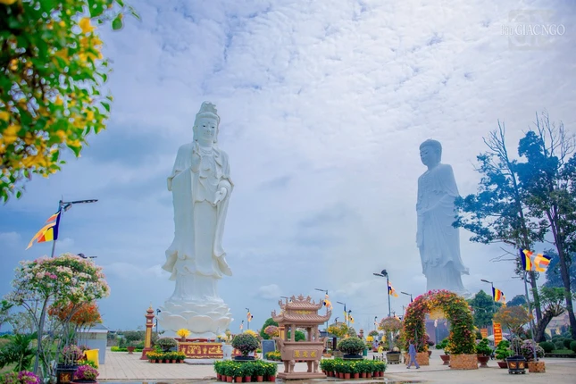 Phía trước sân chùa an vị tôn tượng Đức Phật A Di Đà cao 42m, Bồ-tát Quán Thế Âm cao 21m