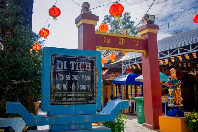 Trong thời kháng chiến, chùa nằm trong Chiến khu Giồng Trà Dên, là nơi bồi dưỡng chính trị cho cán bộ cách mạng. Chùa Núi Nổi - Phù Sơn tự được UBND tỉnh An Giang công nhận Di tích Lịch sử cách mạng vào năm 2001