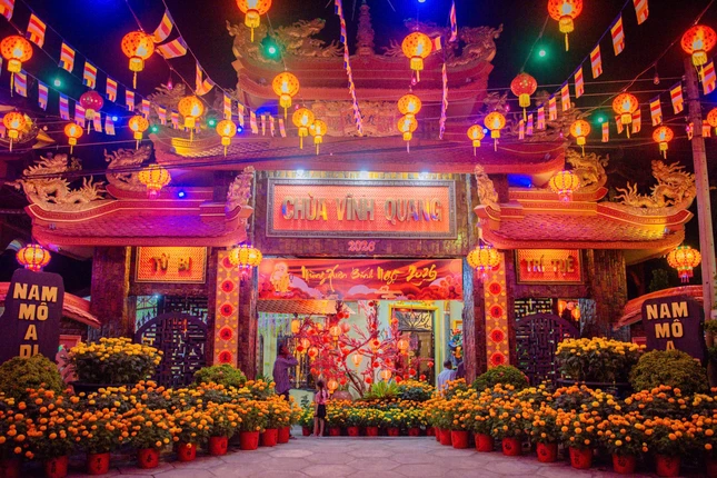 Trong không khí trang nghiêm giữa thời khắc chuyển giao năm mới Bính Ngọ, tại chùa Vĩnh Quang (xã Châu Phong, An Giang) đã cử hành khóa lễ giao thừa - Ảnh: Tâm Quý