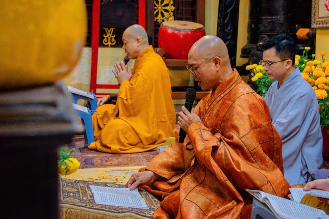 Sau khi niêm hương tại Tổ đường, Thượng tọa trụ trì Thích Thiện Đức đã cử hành khóa lễ khai kinh bạch Phật, khai chung bảng và trì tụng kinh Dược Sư bổn nguyện công đức, để cầu nguyện một năm mới bình an, phong điều vũ thuận, mọi người được kiết tường như ý - Ảnh: Tâm Quý