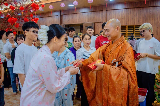 Sau khóa lễ tụng kinh, Thượng toạ trụ trì đã gửi lời chúc mừng năm mới đến quý Phật tử và tặng lộc xuân đến mọi người - Ảnh: Tâm Quý