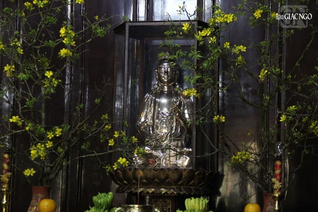 Trang nghiêm điện Phật đầu năm