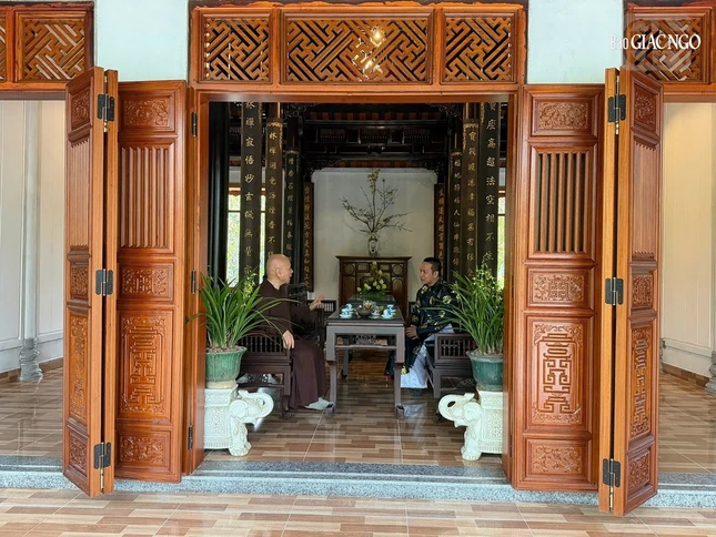 Phật tử đến chùa vấn an sức khỏe chư tôn đức và đón nhận những lời khuyến tấn để làm tư lương trong năm mới