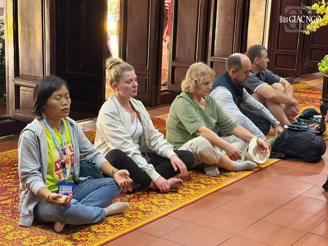 Trong thời khắc thiêng liêng đầu năm mới, đoàn du khách cũng chọn cho mình một ngôi chùa và thực tập thiền định trong chốn thiền môn
