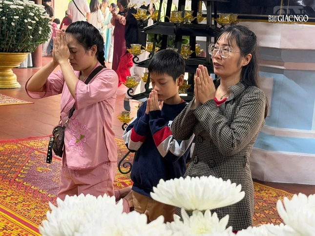 Hướng dẫn thế hệ tiếp nối đi chùa cầu nguyện đầu năm là nét truyền thống người dân cố đô