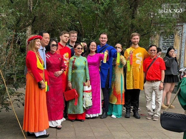 Các bạn người ngoại quốc trong tà áo dài truyền thống hòa chung niềm vui Tết cổ truyền Việt Nam