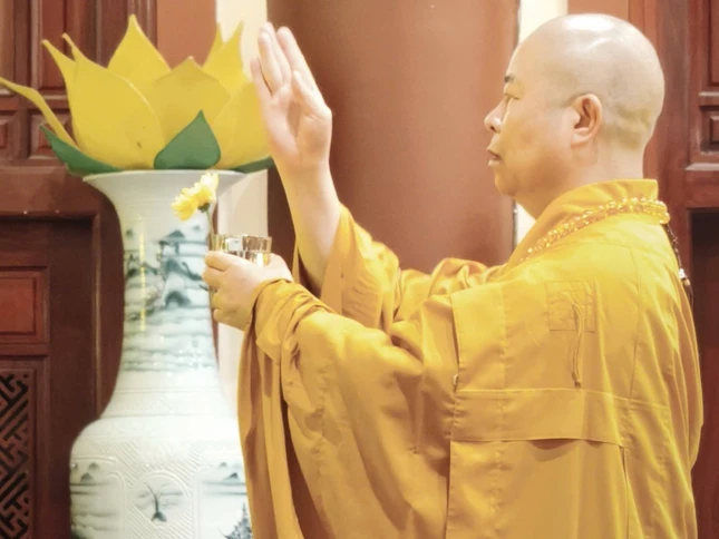 Hòa thượng Thích Thọ Lạc thực hiện nghi thức sái tịnh, khai kinh cầu an đầu năm tại chùa Diệc (P.Thành Vinh)