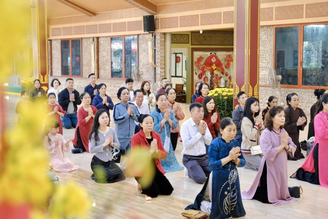 Đông đảo người dân nô nức trở về chùa Đức Hậu (P.Vinh Phú) lễ Phật, cầu an trong ngày đầu năm mới