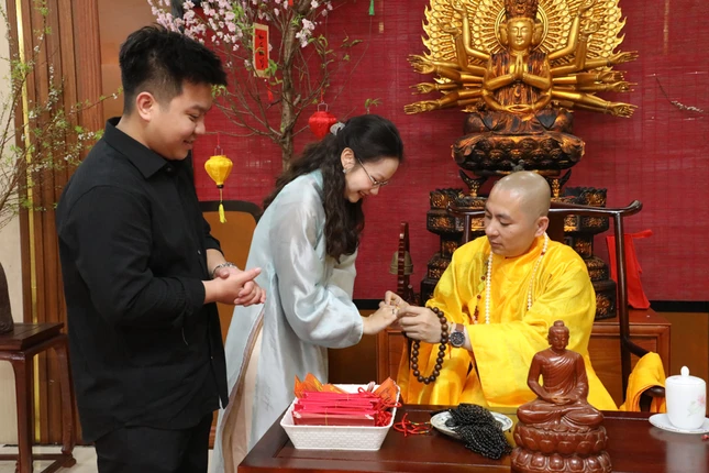 Đại đức Thích Tâm Thành, trụ trì chùa Cổ Am (xã Minh Châu) phát lộc đầu xuân, gửi lời chúc an lành đến du khách thập phương