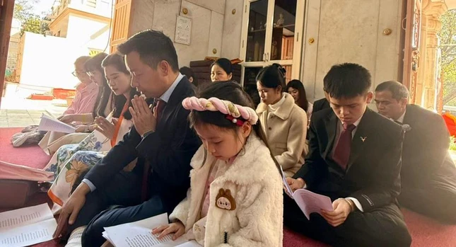 Bé cùng cha mẹ tụng kinh