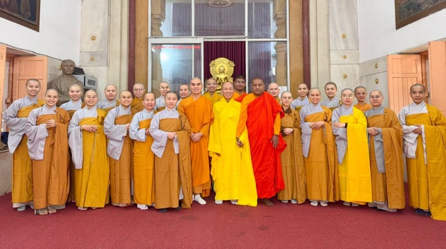 Tăng Ni nghiên cứu sinh lưu niệm cùng thầy trụ trì chùa Mahabodhi