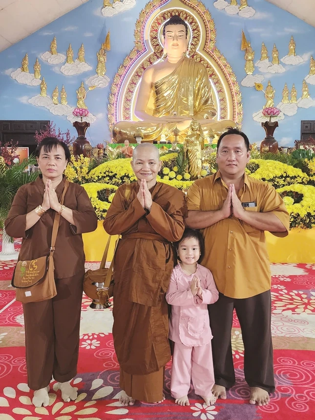 Anh Lê Cao Trực cùng vợ, con đến thăm mẹ - Sư cô Hành Pháp đang tu học tại thiền viện Phước Sơn