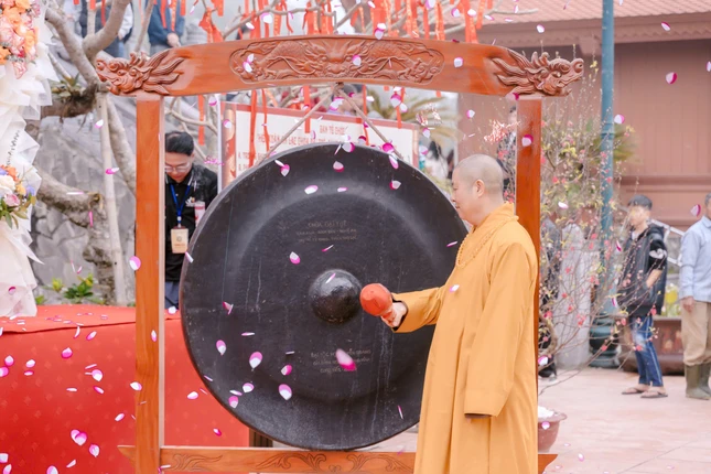 Hòa thượng Thích Thọ Lạc đánh chuông khai hội