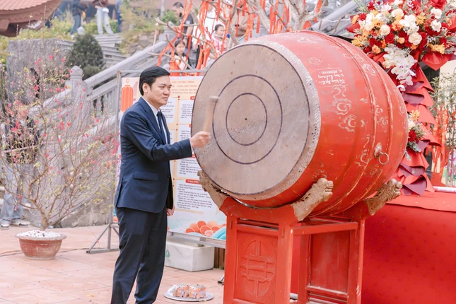 Phó Bí thư Thường trực Tỉnh ủy Nghệ An Hoàng Nghĩa Hiếu đánh trống khai hội