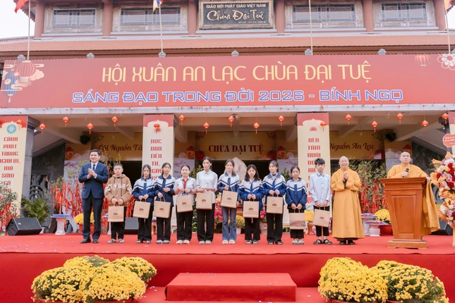 Đại diện Ban Tổ chức và đại diện lãnh đạo tỉnh Nghệ An trao quà đến các em học sinh có hoàn cảnh khó khăn vươn lên học tốt
