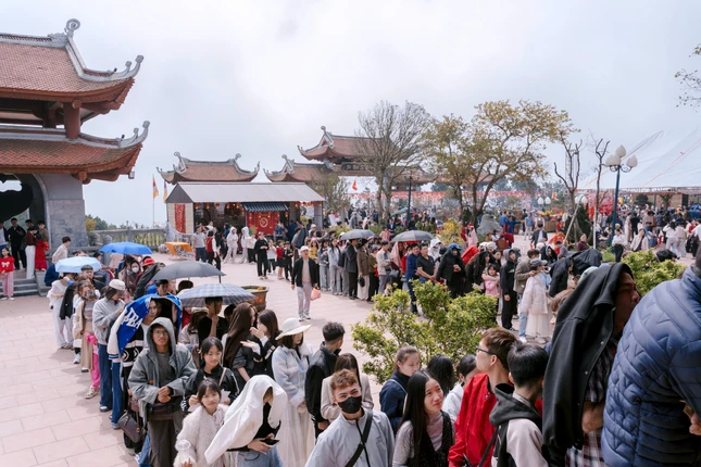 Đông đảo bạn trẻ và người dân xếp hàng xin chữ đầu xuân