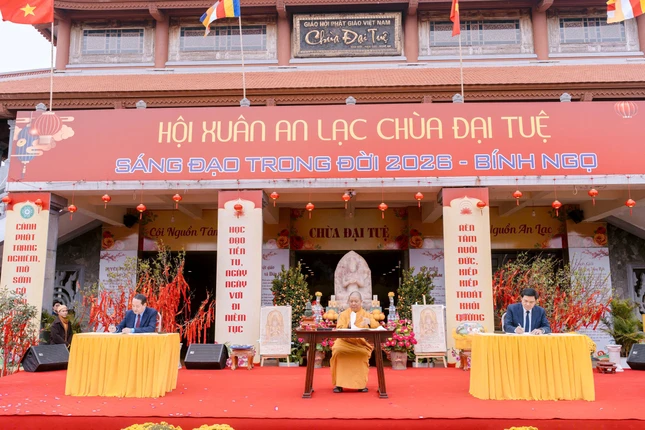 Thực hiện nghi lễ khai bút đầu xuân - khai mở trí tuệ, nuôi dưỡng tâm sáng