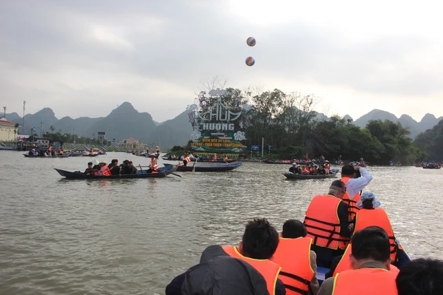 Đò xuôi dòng suối Yến đưa người dự hội chùa Hương