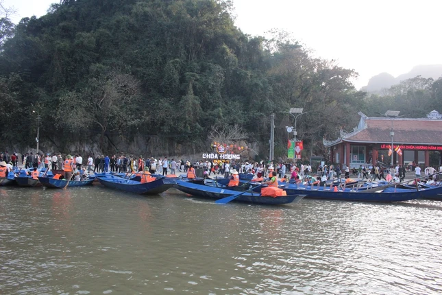 Lễ hội kéo dài đến ngày 25-3 âm lịch