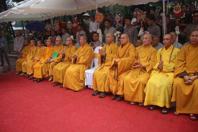 Chư tôn đức tham dự lễ khai mạc