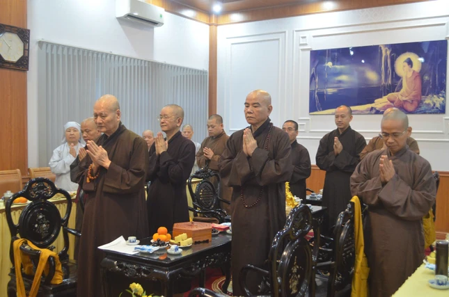 Hòa thượng Viện trưởng Học viện Phật giáo VN tại Huế khánh chúc sức khỏe đến chư tôn Trưởng lão Hội đồng Chỉ đạo nhân dịp đầu năm mới