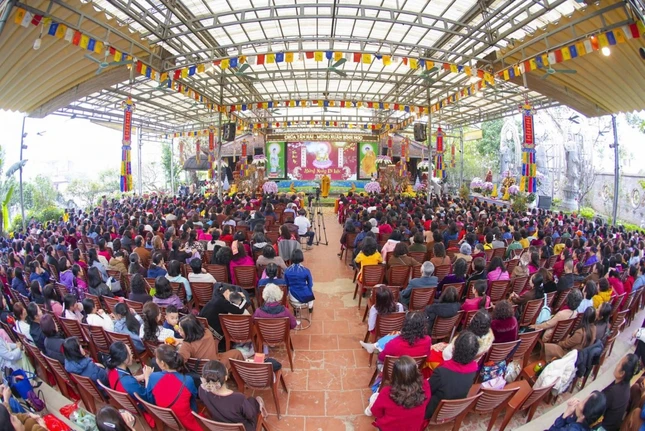 Đông đảo nhân dân, Phật tử về chùa Tân Hải dự pháp hội khai xuân và cầu an đầu năm Bính Ngọ