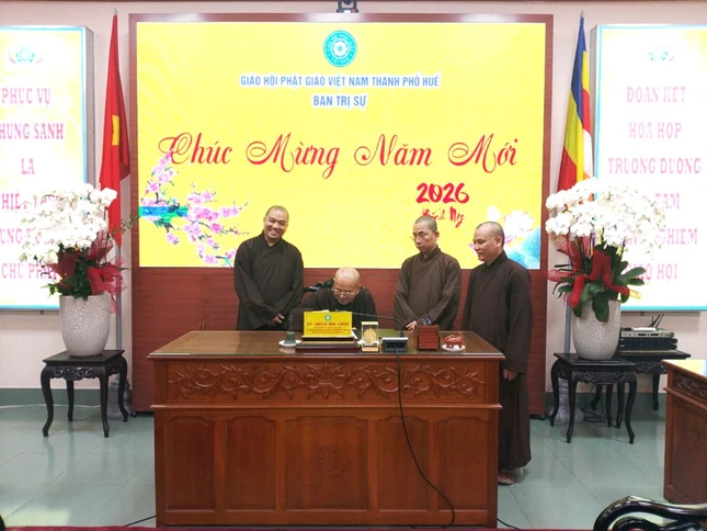 Hòa thượng Thích Khế Chơn cùng chư tôn đức Ban Thư ký mở cửa Văn phòng Ban Trị sự GHPGVN TP.Huế ngày đầu năm mới