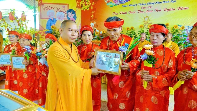 Trao quà đến các bậc cao niên