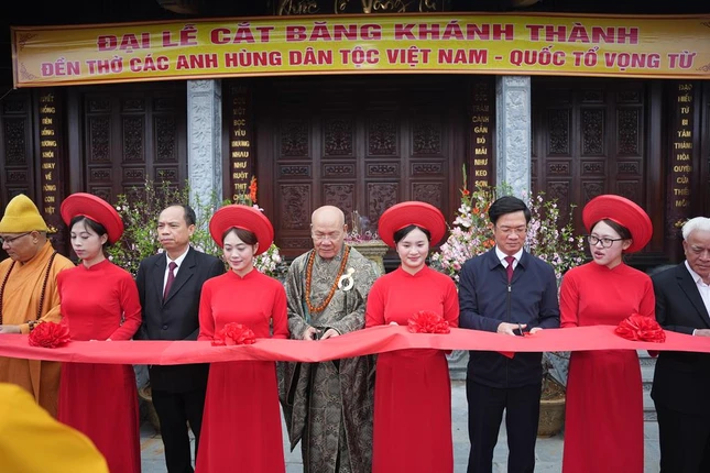 Chư tôn đức và đại biểu chính quyền cắt băng khánh thành đền thờ các anh hùng dân tộc Việt Nam tại chùa Tháp Tường Long Chư tôn đức và đại biểu chính quyền cắt băng khánh thành đền thờ các anh hùng dân tộc Việt Nam tại chùa Tháp Tường Long