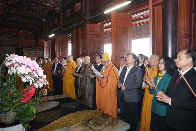 Dâng hương tại đền thờ các anh hùng dân tộc Việt Nam Dâng hương tại đền thờ các anh hùng dân tộc Việt Nam