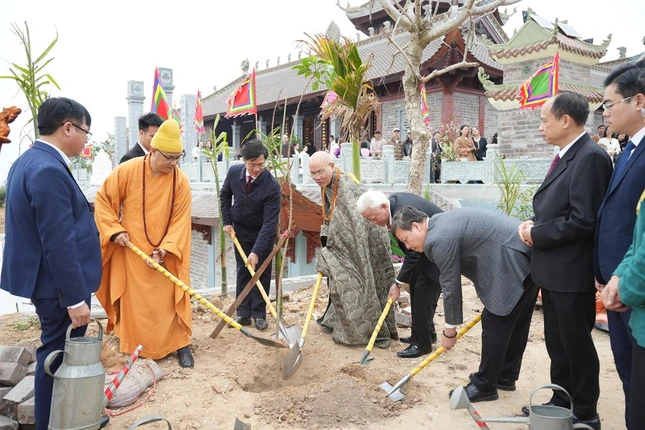 Chư tôn đức và đại biểu chính quyền trồng cây lưu niệm tại chùa Tháp Tường Long nhân dịp đầu xuân mới năm Bính Ngọ - 2026 Chư tôn đức và đại biểu chính quyền trồng cây lưu niệm tại chùa Tháp Tường Long nhân dịp đầu xuân mới năm Bính Ngọ - 2026