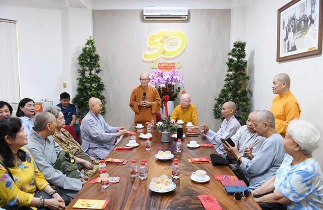 Hòa thượng Thích Tâm Viên chúc sức khỏe đến toàn ban nhân dịp đầu năm mới