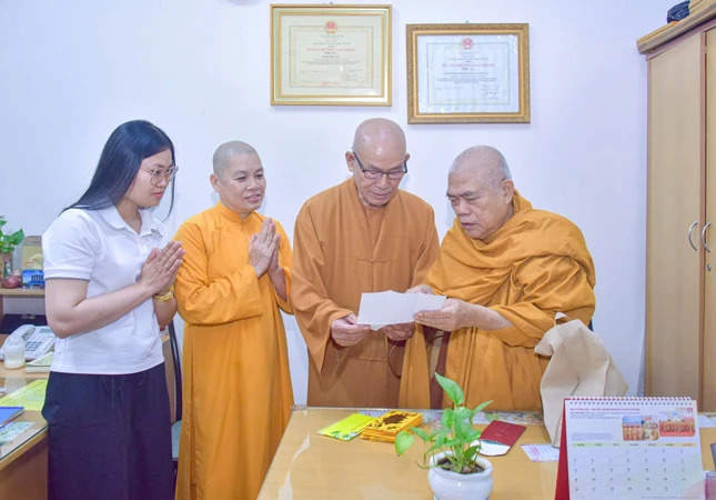 Hòa thượng Thích Giác Toàn tặng bài thơ chúc Tết đền Ban Từ thiện xã hội Báo Giác Ngộ và gửi lộc đầu năm đến chư tôn đức trong ban