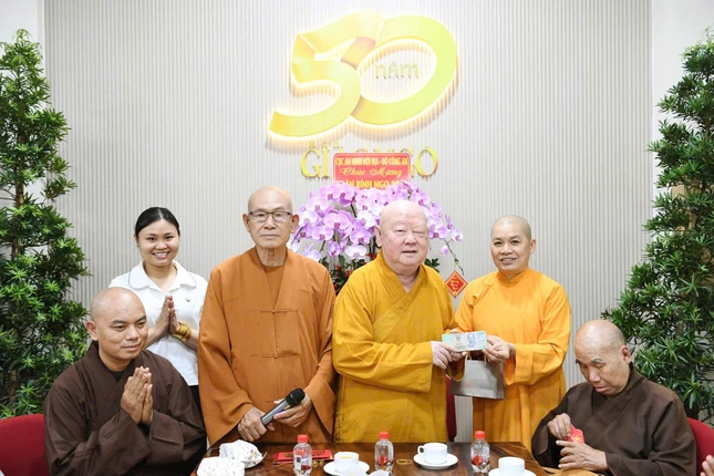 Hòa thượng Thích Duy Trấn trao 50 triệu đồng ủng hộ bệnh nhân nghèo trong năm mới