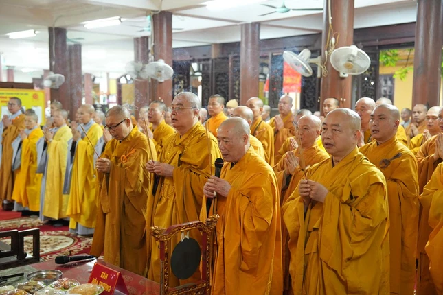 Chư tôn đức niêm hương