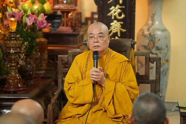 Trưởng lão Hòa thượng Thích Thanh Nhiễu chia sẻ tại buổi họp mặt